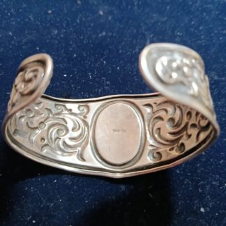 Brazalete de Plata Repujado Medallón Liso